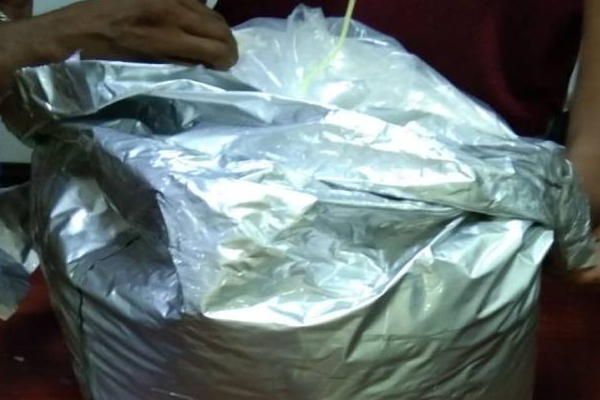 கட்டுநாயக்க விமான நிலையத்தில் மர்ம பொருளுடன் சிக்கிய 6 பேர்! | Katunayake Airport Narcotics Six Arrested
