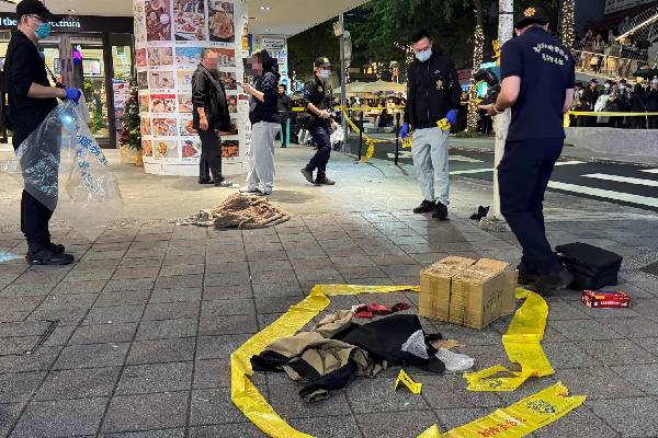 புகை குண்டுகளை வீசி ஒன்பது பேர்களை கத்தியால் தாக்கிய நபர்... பின்னர் எடுத்த அதிர்ச்சி முடிவு | Knifeman Stabs Nine People In Taiwan