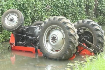 டீசல் பெற்றுக் கொள்ள வந்த உழவு இயந்திரம் வாய்க்காலில் புரண்டு விபத்து (Photos)