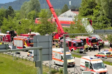 ஜேர்மனியில் ரயில் தடம் புரண்டு விபத்து - பலர் பலியானதாக தகவல்