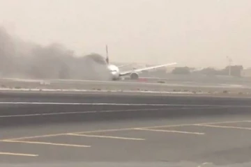 நடுவானில் திடீரென பற்றியெரிந்த பிரான்ஸ் விமானம்