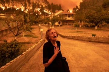 என்னால முடியல; நாட்டு மக்களிடம் மன்னிப்பு கேட்ட பிரதமர்!