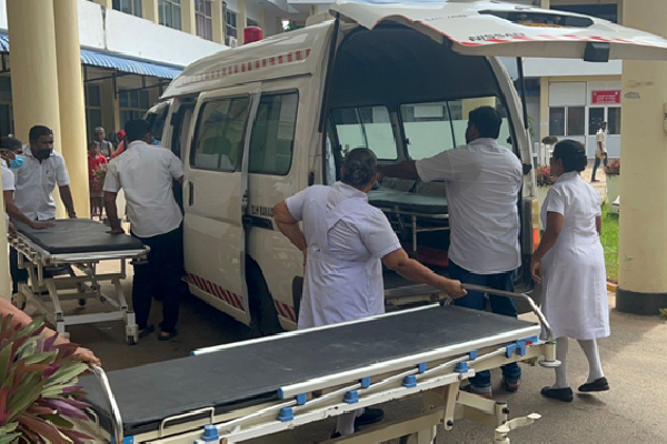 யாழில் கத்திக் குத்திற்கு இலக்காகியவர் வைத்தியசாலையில்... | The Victim Of A Stabbing In Jaffna Is In Hospital