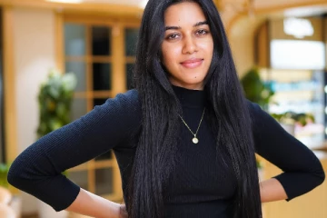 மிர்னாலினி ரவி அழகிய ஸ்டில்கள்