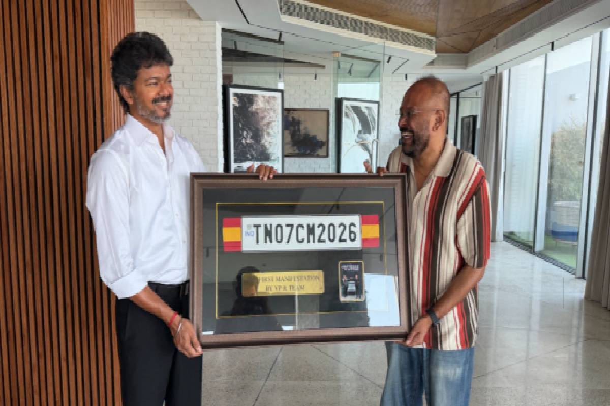 CM விஜய்யை சந்தித்து வெங்கட் பிரபு கொடுத்த பரிசை பாருங்க... படு வைரலாகும் புகைப்படம் | Venkat Prabhu Gift To Cm Vijay Photo Goes Viral CM விஜய்யை சந்தித்து வெங்கட் பிரபு கொடுத்த பரிசை பாருங்க... படு வைரலாகும் புகைப்படம் | Venkat Prabhu Gift To Cm Vijay Photo Goes Viral