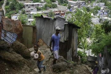 புலம்பெயர்ந்தோர் தொடர்பில் தலைப்புச் செய்தியாகிவரும் பிரெஞ்சுத் தீவு: பின்னணியை விளக்கும் செய்தி