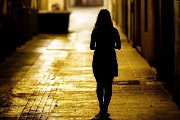 தனியாக நடந்து வந்த பெண்ணுக்கு காத்திருந்த அதிர்ச்சி