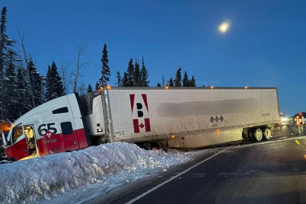 கனடாவில் இடம்பெற்ற கோர விபத்து ; மூவர் உயிரிழப்பு | Fatal Crash Between Transport Suv Kills Three