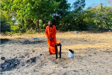 தடைகளை தாண்டி முள்ளிவாய்க்கால் பகுதியில் சுடரேற்றி அஞ்சலி செலுத்தினார் வேலன் சுவாமிகள்!