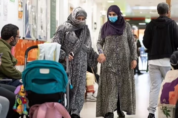 கழிப்பறைக்குள்ளிருந்து நீட்டிக்கொண்டிருந்த சின்னஞ்சிறிய கை... அலறிய இளம்பெண்: லண்டனில் நடந்த திகில் சம்பவம்