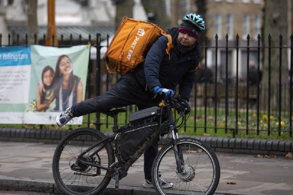 பிரித்தானியாவில் சட்டவிரோத உணவு விநியோக நபர்கள் கொத்தாக கைது | Uk Arrests Illegal Delivery Riders