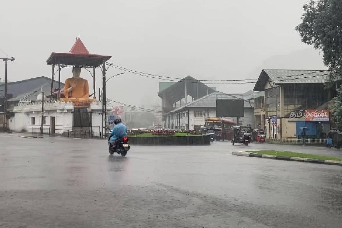 நுவரெலியாவில் கடும் மழை: மக்களின் இயல்பு வாழ்க்கை பாதிப்பு | Heavy Rain In Nuwara Eliya Normal Life Disrupted நுவரெலியாவில் கடும் மழை: மக்களின் இயல்பு வாழ்க்கை பாதிப்பு | Heavy Rain In Nuwara Eliya Normal Life Disrupted