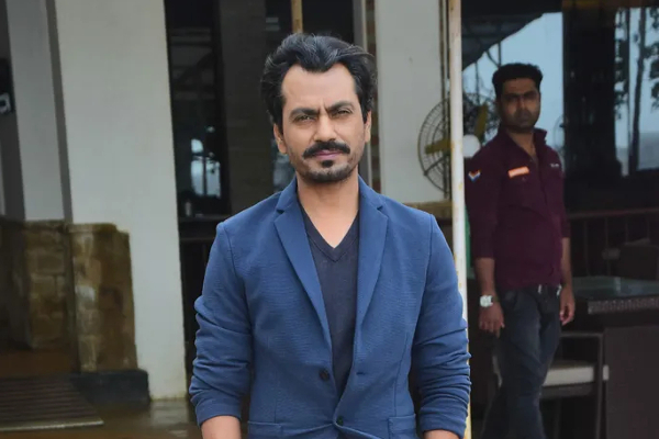 முகத்தை மறைத்து லோக்கல் ரயிலில் சென்ற ரஜினி பட வில்லன்! வைரல் வீடியோ | Nawazuddin Siddiqui In Local Train Video Viral