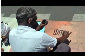 குடும்பத்தினருடன் சாலையில் ஓவியம் வரைந்து கொரோனா விழிப்புணர்வு ஏற்படுத்திய ஓவியர்..! யார் இவர்..?