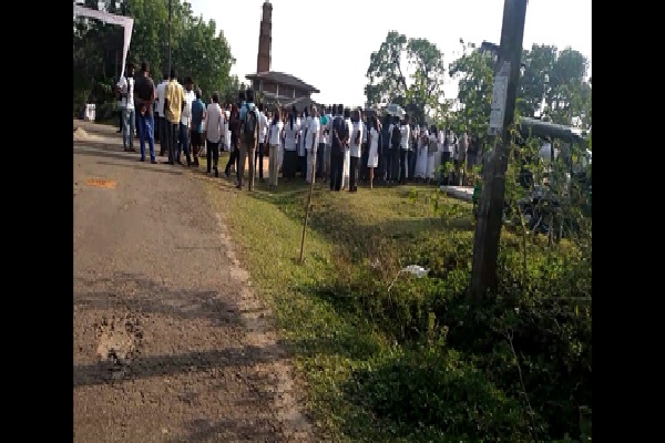 கண்ணீருக்கு மத்தியில் இடம்பெற்ற பல்கலை மாணவியின் இறுதி சடங்கு | Little Student University Colombo Bids Farewell