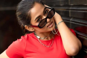 ஜெயினை வாயில் வைத்து கிளாமர் போஸ்!! சீரியல் நடிகை காவியா வெளியிட்ட வீடியோ..