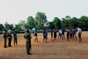 தனிமைப்படுத்தல் சட்டத்தை மீறிய 17 இளைஞர்களுக்கு பொலிஸார் விடுத்த எச்சரிக்கை