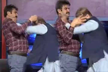 நேரலையில் தர்ம அடி.. விவாத மேடையில் சரமாரியாக தாக்கிக்கொண்ட விமர்சகர்கள் - வைரலாகும் வீடியோ!