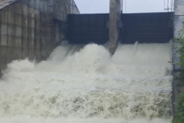 முல்லைத்தீவு முத்துஐயன்கட்டு குள வான் கதவுகள் திறப்பு : தாழ்நில மக்களுக்கு எச்சரிக்கை (படங்கள்)