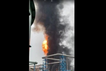 எண்ணை சுத்திகரிப்பு ஆலையத்தில் பயங்கர தீ..! கிராம மக்கள் அச்சம்..!