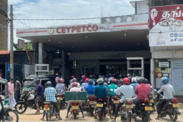 வளகுடா பதற்ற நிலை; எரிபொருள் நிரப்பு நிலையங்களில் குவிந்த மக்கள்