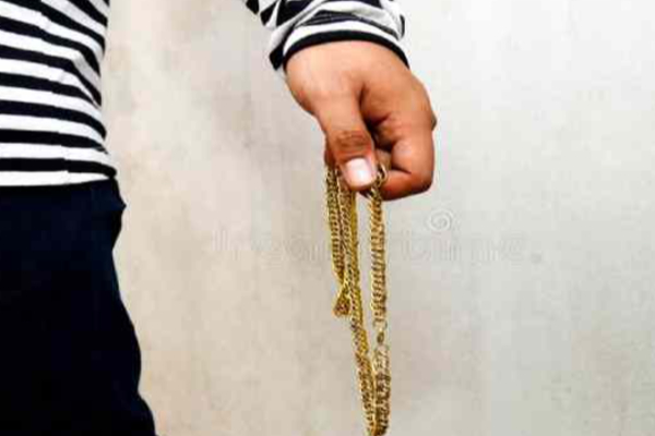 வீட்டில் உறங்கிக்கொண்டிருந்த பெண்ணுக்கு காத்திருந்த க்ஷாக்! | Sleeping Woman S Gold Chain Cut