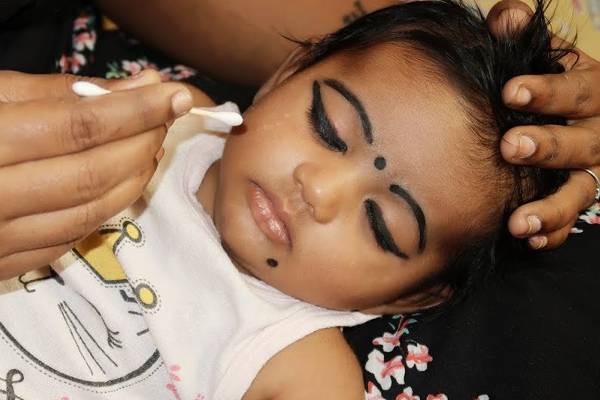 குழந்தையின் கண்களில் மை வைப்பது ஏன்? இது பாதுகாப்பானதா? | Why Do People Put Kajal In Baby S Eyes Is It Safe