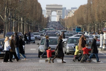 பிரான்ஸில் தமிழர்கள் வாழும் பகுதியில் இருந்து வெளியேற்றப்பட்ட அகதிகள்