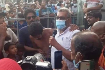 போராட்டத்தில் கலந்துகொண்ட   இலங்கை தேர்தல் ஆணையாளர்!