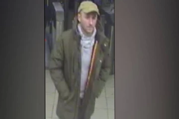 லண்டன் இரயிலில் சக பயணி முன்னால் அநாகரீக செயலை செய்த நபர்! சிசிடிவி புகைப்படத்துடன் பொலிசார் முக்கிய கோரிக்கை