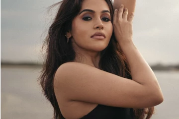 ஜி.வி.பிரகாஷின் தங்கை நடிகை பவானி ஸ்ரீ - அழகிய பீச் போட்டோஷூட் ஸ்டில்கள்