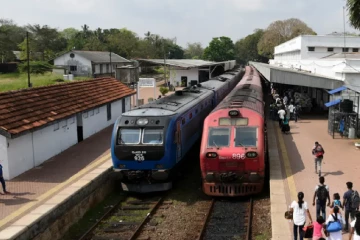 දුම්රිය දෙපාර්තමේන්තුවේ සේවා නවතින ලකුණු - සේවකයන් 150 ක් එකවර සේවයෙන් ඉවත් කරයි