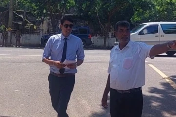 மருத்துவர் அருச்சுனாவும் தேர்தலில் குதிப்பு; யாழில் கட்டுப்பணம் செலுத்தினார்!