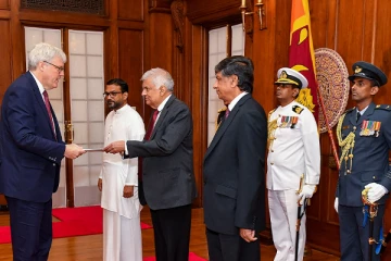 ரணிலிடம் நற்சான்றிதழ் கையளித்த புதிய இராஜதந்திரிகள்(Photos)