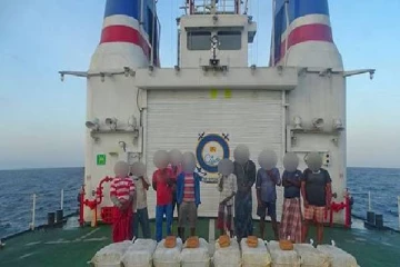 இலங்கை கடற்படையின் விசேட நடவடிக்கை! கேரள கஞ்சாவுடன் 10 பேர் கைது (PHOTOS)