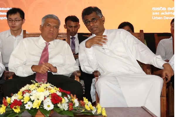 ஆட்டம் காணுமா சஜித் தரப்பு- ரணிலுடன் கைகோர்க்கும் மற்றுமொரு முக்கிய புள்ளி | Champika Leaves Sajith And Becomes Independent