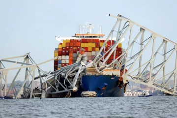 பாலத்தில் மோதிய கன்டெய்னர் கப்பல்.. ஊழியர்கள் அனைவரும் இந்தியர்கள்., யாருக்கு என்னானது?