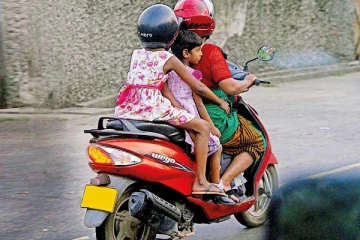 யாழில் பிள்ளைகளுடன்  பாடசாலைக்கு சென்ற தாயாருக்கு ஏற்பட்ட அவலம்
