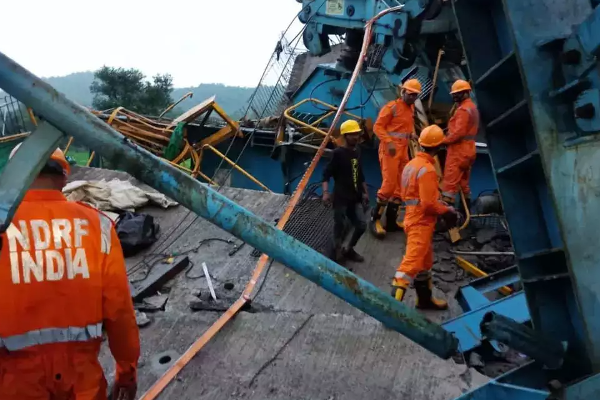 கிரேன் வீழ்ந்து 17 பேர் பரிதாப பலி | 17 People Lost Their Lives When The Crane Fell