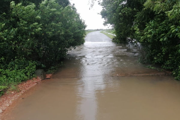 ஊடறுத்துப் பாயும் வெள்ளம் ; கிண்ணியா போக்குவரத்திற்கு தடை | Torrential Floods Kinniya Traffic Disrupted ஊடறுத்துப் பாயும் வெள்ளம் ; கிண்ணியா போக்குவரத்திற்கு தடை | Torrential Floods Kinniya Traffic Disrupted