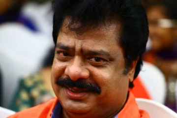 நடிகர் பாண்டியராஜனின் மகன்களா இது.... பேரக் குழந்தைகளுடன் இப்போ எப்படி இருக்கிறார் தெரியுமா?