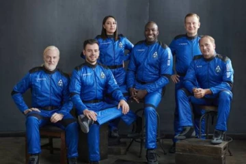 10 நிமிடங்கள் விண்ணில் மிதந்து மகிழ்ச்சியடைந்த 6 பேர்!