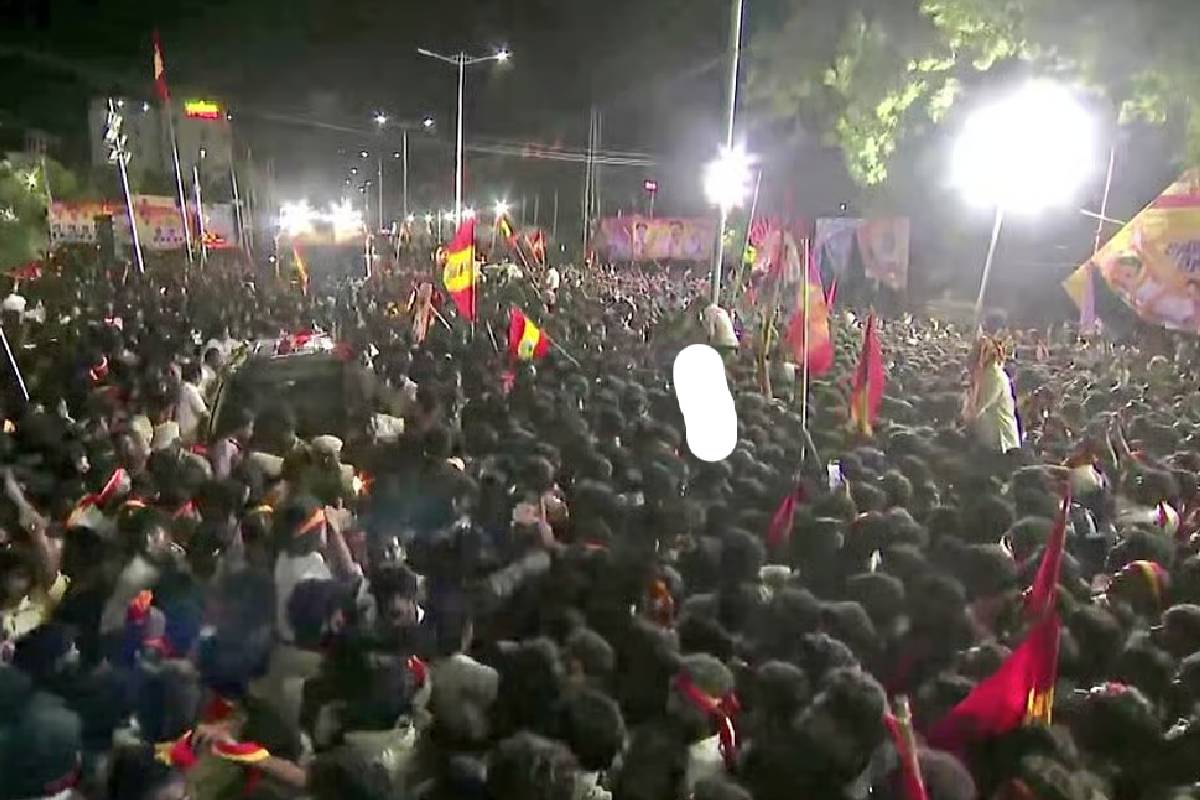 உற்று நோக்கும் தமிழகம் - உச்சக்கட்ட பாதுகாப்பு: கரூர் புறப்பட்ட முதலமைச்சர் விஜய் | Chief Minister Vijay To Visit Karur Today உற்று நோக்கும் தமிழகம் - உச்சக்கட்ட பாதுகாப்பு: கரூர் புறப்பட்ட முதலமைச்சர் விஜய் | Chief Minister Vijay To Visit Karur Today