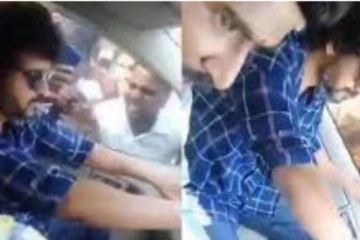 காருக்குள் இருக்கும் விஜய்க்கு முத்தமிட்ட ரசிகர்.. தளபதி மும்முரமாக என்ன செய்து கொண்டிருந்தார் தெரியுமா? தீயாய் பரவும் காட்சி