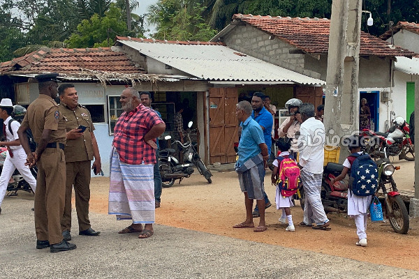 தாராபுரம் பாடசாலை அதிபர் நியமனத்திற்கு எதிராக மக்கள் போராட்டம் (Photos) | Public Protest Against Principal Appoinment
