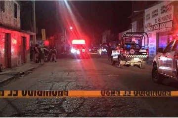 மதுபானசாலைக்குள் துப்பாக்கிச்சூடு ; நால்வர் படுகொலை