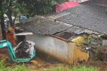නායක හිමියන්ගේ ආදාහනය අද තියෙද්දීම කොටගල පන්සලට මහ විපතක් - පස්කන්ද කඩා වැටී හිමිනමකට තුවාල