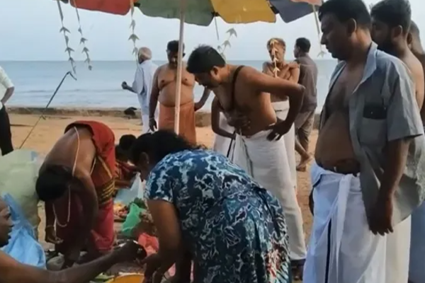 பிதிர்கடன் தீர்க்க யாழ். கீரிமலையில் குவிந்த மக்கள்! | Aadi Amavasaya Jaffna People Gathered Kirimalai