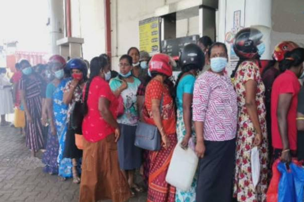 திருகோணமலையில் பெண்களுக்கு மட்டும் தனி வரிசை! எதற்காக தெரியுமா? | Separate Queues For Women Only In Trincomalee Fuel