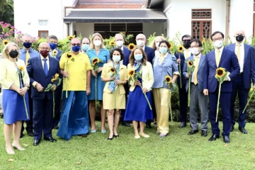 යුක්‍රේනය වෙනුවෙන් මෙරට තානාපතිවරු නිල් කහ වර්ණයෙන් සැරසෙයි!